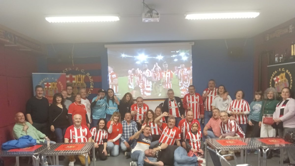 La Peña del Athetoc Club en Astorga celebró el título de campeón de los leones en la sede de la Peña Maragata del FC Barcelona, hermana en esta ocasión con sus hermanos rojiblancos.