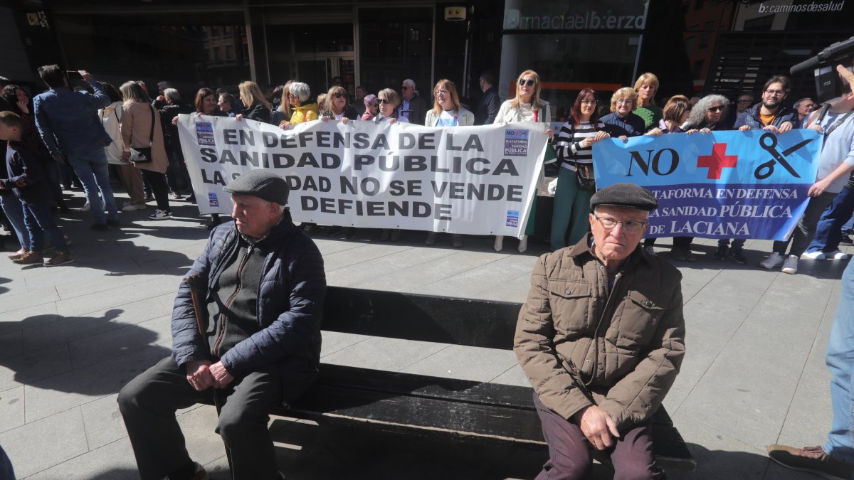 Un momento de la concentración desarrollada este domingo en el centro de Ponferrada en defensa de la sanidad pública.
