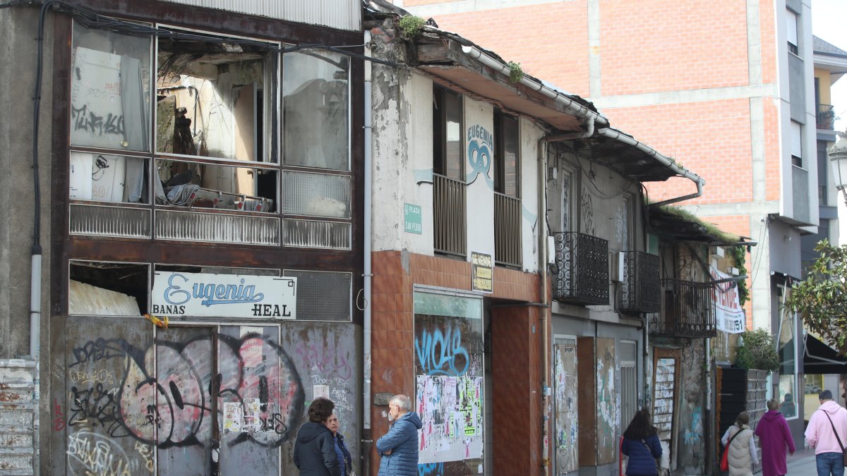 Las casas que se venden, a la izquierda en la foto.