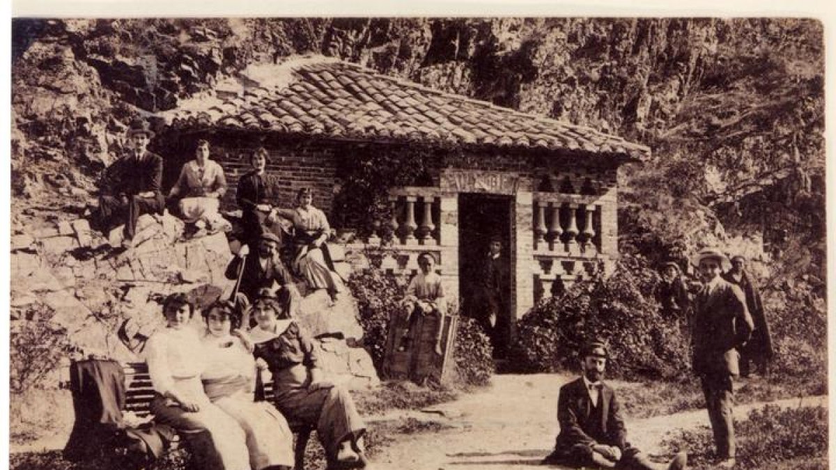 Estampa del balneario de Boñar y algunos de sus clientes a principios del siglo XX