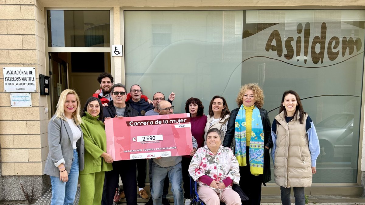 Las concejalas Alexandra Rivas y Eva González entregaron la recaudación de la Carrera de la Mujer a Asildem.