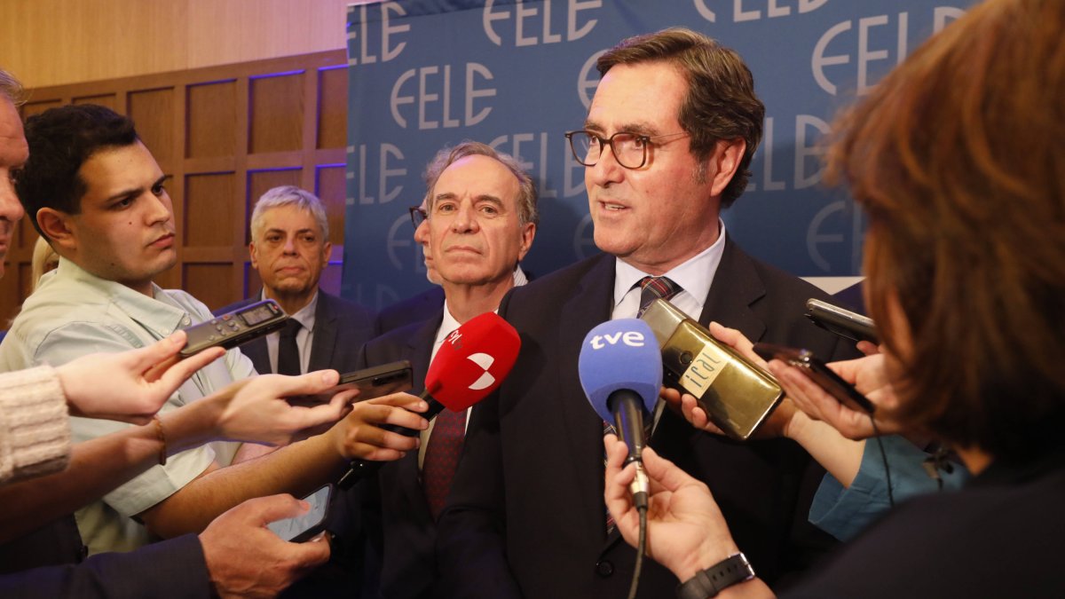 Juan María Vallejo y Antonio Garamendi durante la asamblea de la Fele.