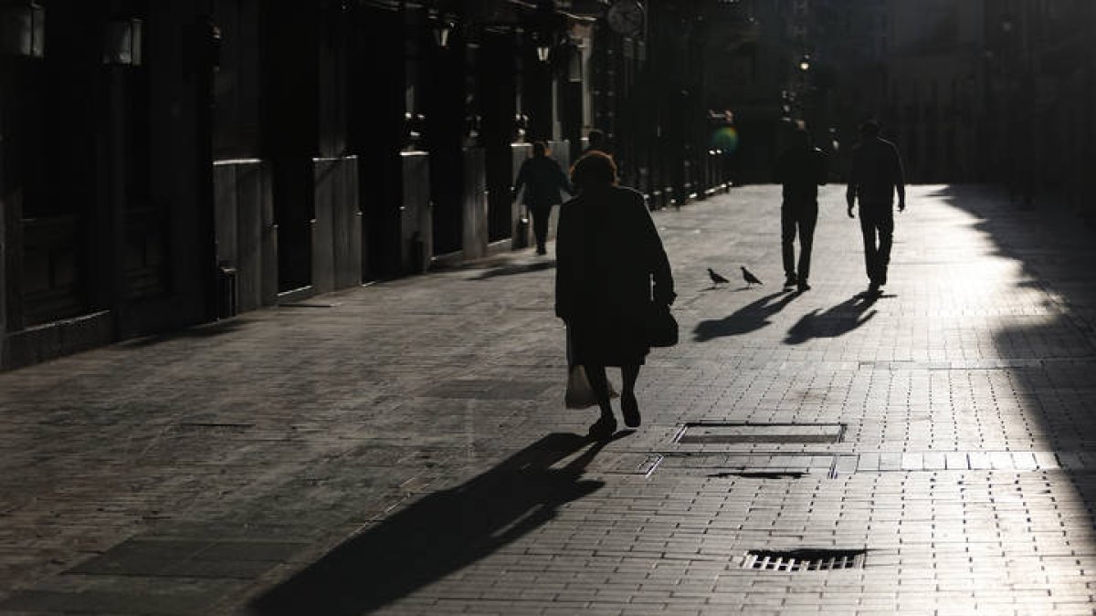 Una persona mayor pasea por la Calle Ancha.