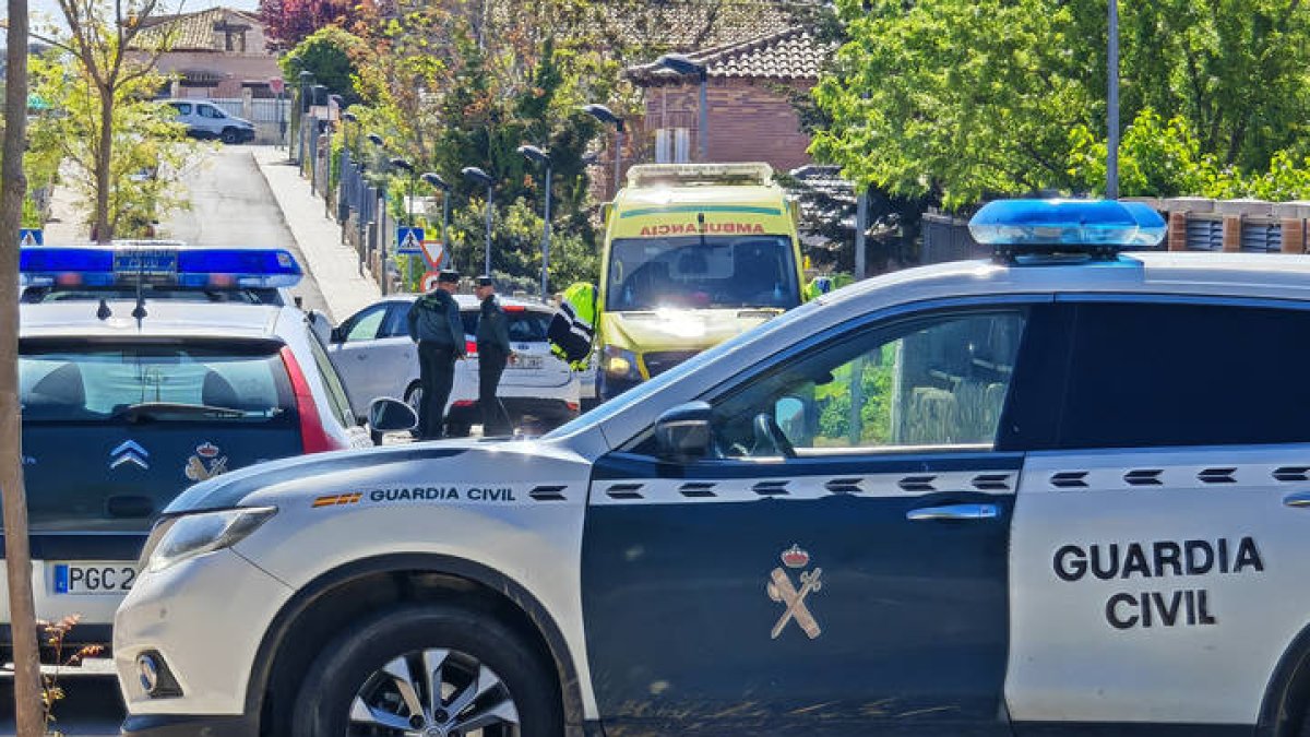 Agentes de la Guardia Civil controlan este sábado la entrada la urbanización Medina Azahara en la localidad de Chiloeches en Guadalajara.