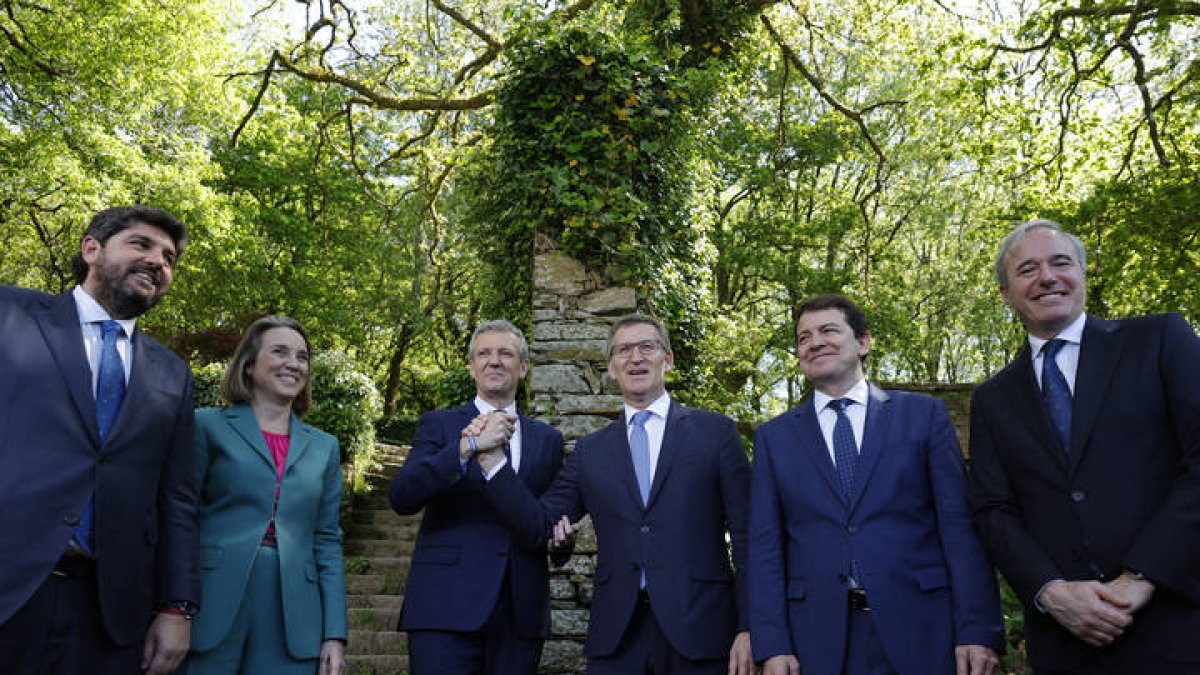 El líder del PP, Alberto Núñez Feijoo (c), el presidente de Murcia, Fernando López Miras (i), el de Aragón, Jorge Azcón (d), el de Castilla y León, Alfonso Fernández Mañueco (2d), y la secretaria general del PP, Cuca Gamarra (2i), posan junto a Alfonso Rueda (3i).