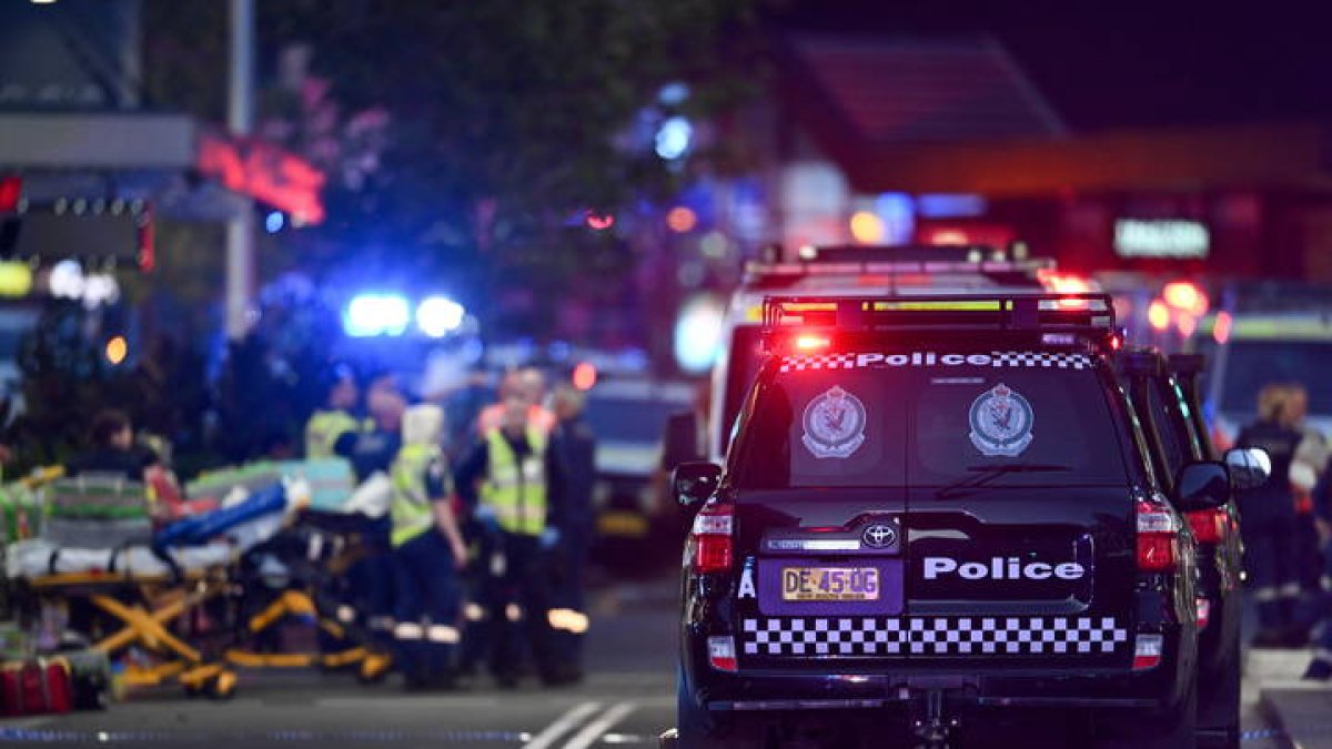 La policía y los servicios de emergencia trabajan en Bondi Junction después de que la policía respondiera a informes de múltiples apuñalamientos.