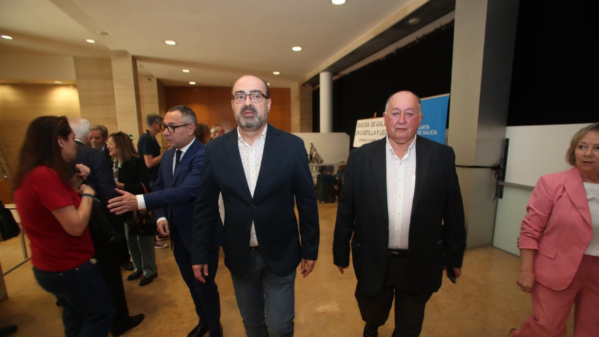 Marco Morala, con el presidente del Centro Galicia de Ponferrada, Flaminio González.