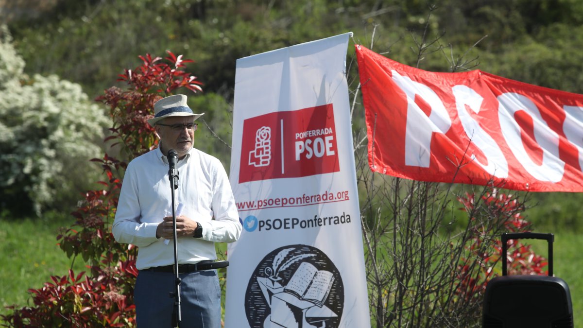 Olegario Ramón, durante el homenaje del PSOE de Ponferrada a las víctimas del franquismo
