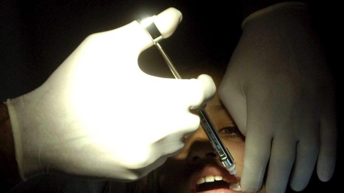 Un dentista atiende a una niña.
