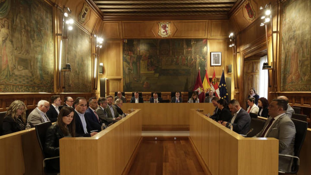 Un momento del Pleno extraordinario de la Diputación de León.