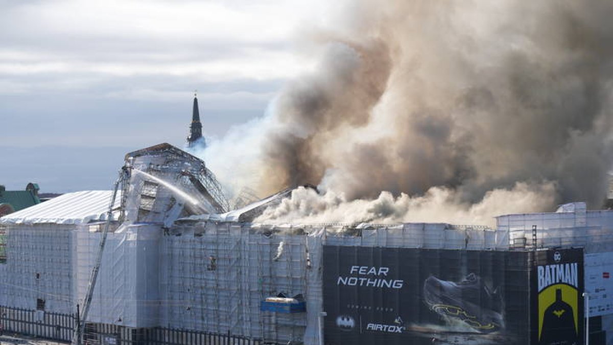 Bomberos luchan contra las llamas en la Bolsa de Copenhague.