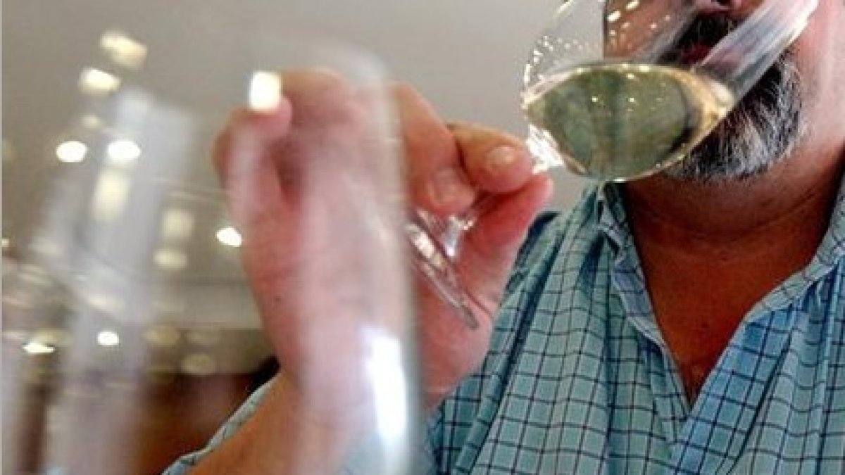 Un experto prueba un vino durante una cata.