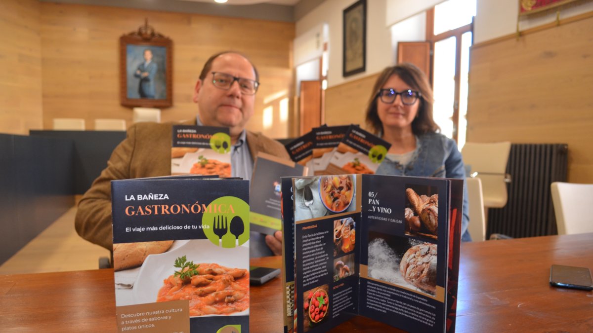El alcalde de La Bañeza y la técnico de Turismo presentaron la Guía Gastronómica de la ciudad