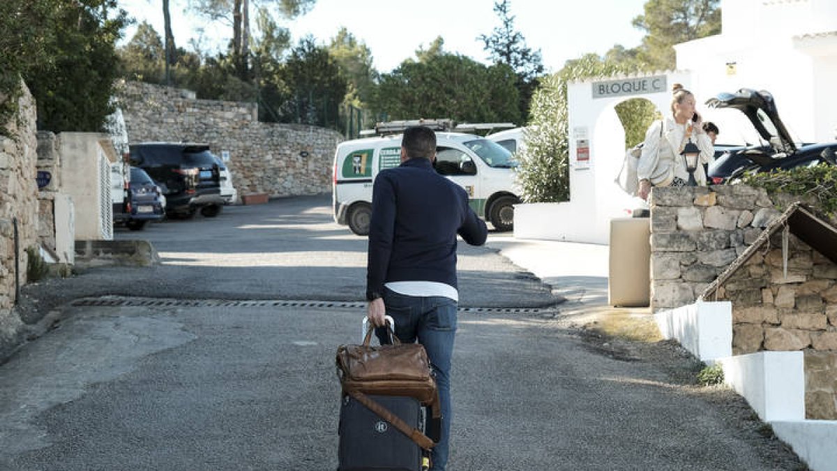 Una persona arrastra una maleta en Ibiza.
