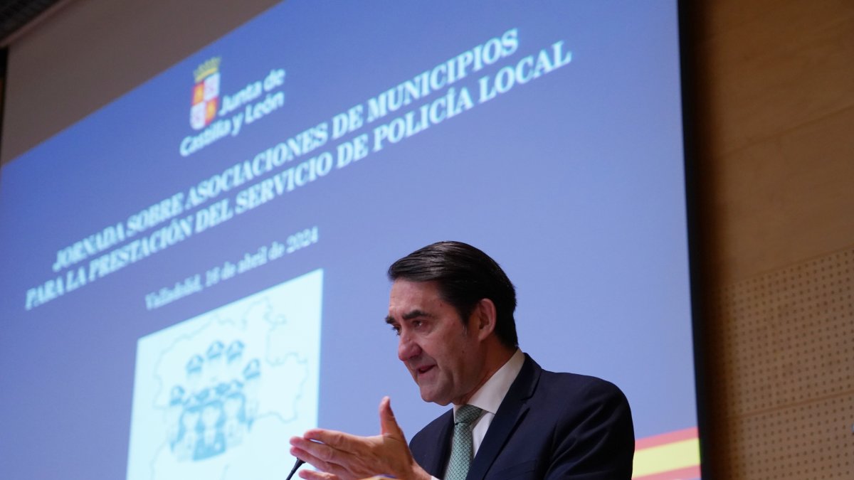 El consejero de Medio Ambiente, Vivienda y Ordenación del Territorio, Juan Carlos Suárez-Quiñones, inaugura la jornada sobre Asociaciones de Municipios para la Prestación del Servicio de Policía Local.