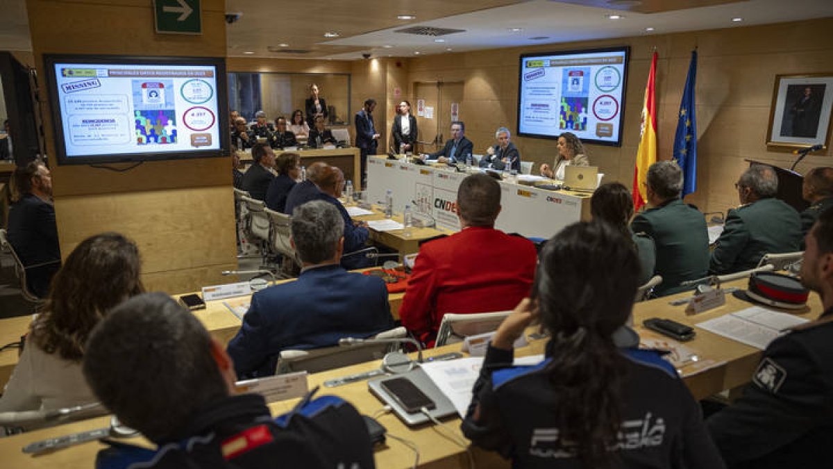 El ministro del Interior, Fernando Grande-Marlaska, se reúne con familiares de personas desaparecidas, así como con representantes de las distintas asociaciones y fundaciones, este martes en Madrid. EFE/ Daniel Gonzalez