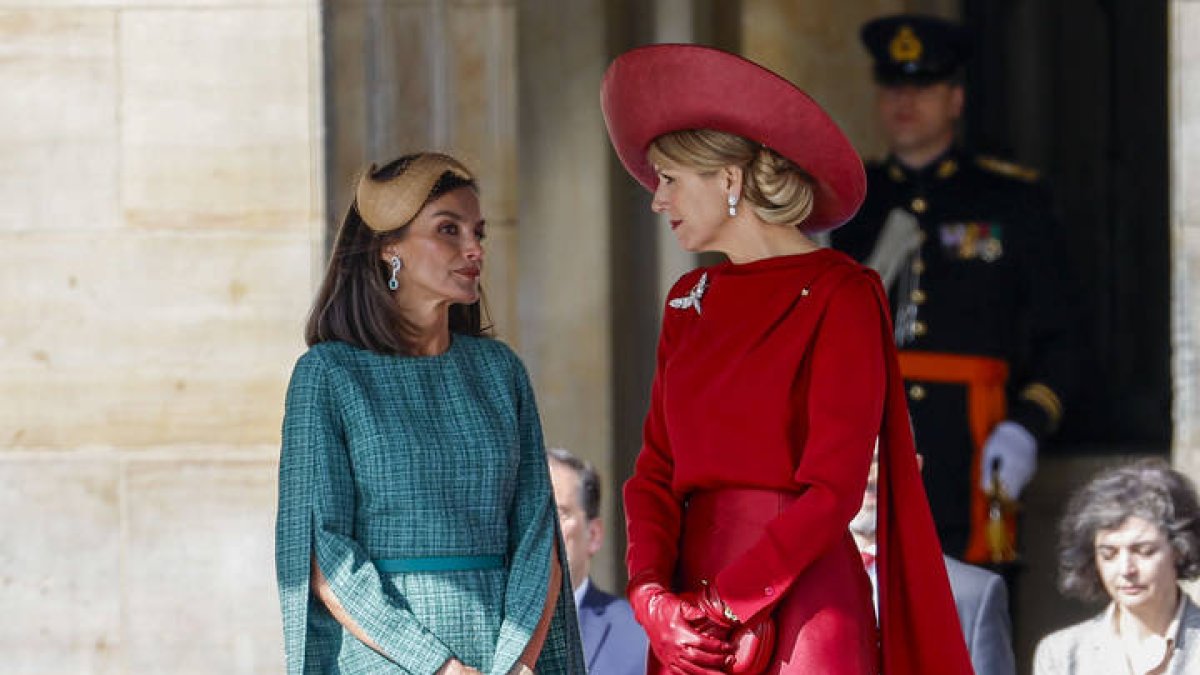 La reina Máxima de los Países Bajos (d) conversa con la reina de España, Letizia, durante la ceremonia de bienvenida de los reyes de Países Bajos a la pareja real española.