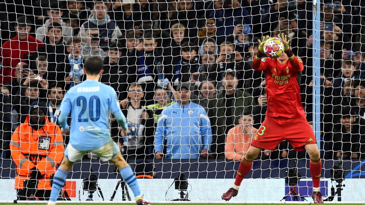 El portero del Real Madrid Andriy Lunin detiene el penalti a Bernardo Silva. EFE/EPA/PETER POWELL