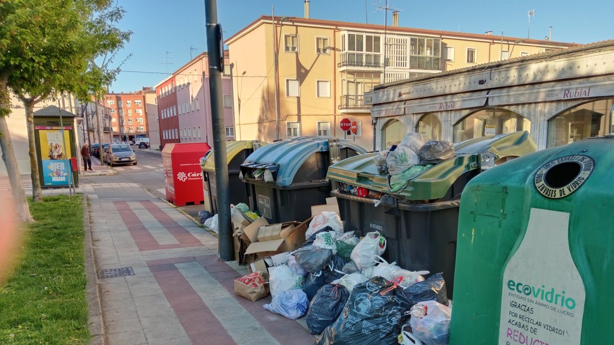 Contenedores a reventar en San Andrés del Rabanedo con los residuos desparramados por el suelo.