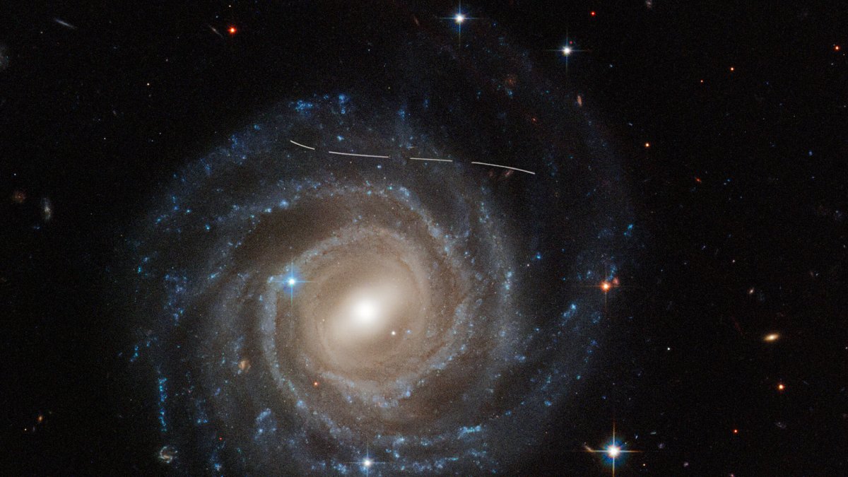 Un asteroide fotobombea una instantánea del Hubble de la galaxia UGC 12158. Crédito:  NASA, ESA, P. G. Martín Universidad Autónoma de Madrid