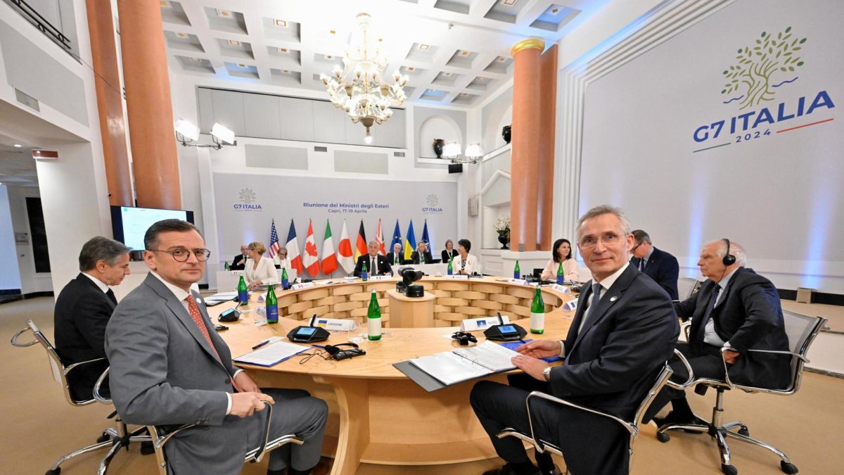 El Secretario General de la OTAN, Jens Stoltenberg (R), y el Ministro de Asuntos Exteriores de Ucrania, Dmytro Kuleba (L), asistieron como invitados a una sesión de la reunión de Ministros de Asuntos Exteriores del G7, en Capri, sur de Italia, el 18 de abril de 2024. . Los ministros de Asuntos Exteriores del Grupo de los Siete (G7) se reunieron en la isla de Capri, en el sur de Italia, durante tres días de encuentros, del 17 al 19 de abril, para discutir el apoyo a Ucrania y abordar la crisis en Oriente Medio, entre otros temas. (Italia, Ucrania) EFE/EPA/ALESSANDRO DI MEO
