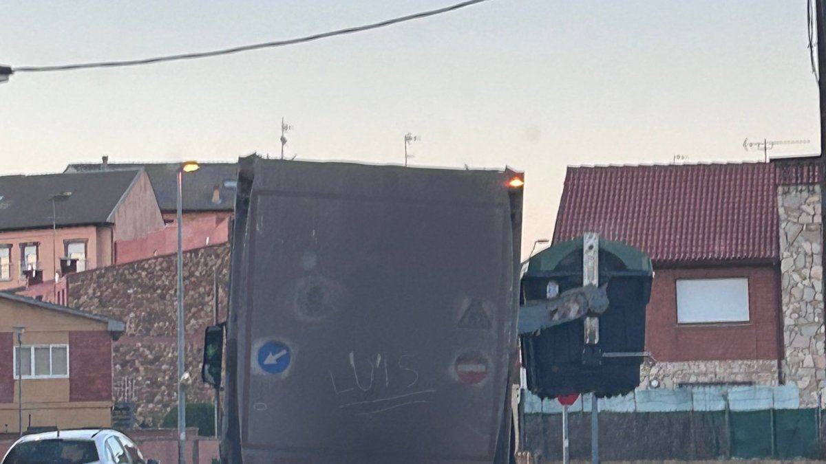 Camión de la basura en San Andrés del Rabanedo.