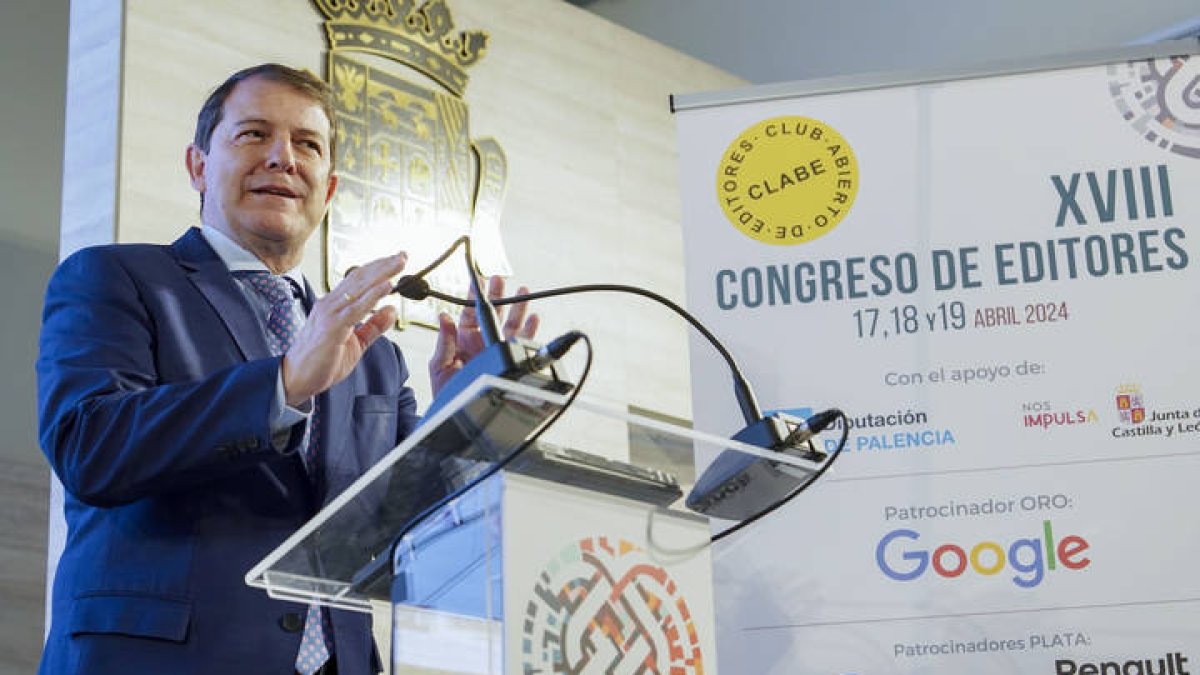 El presidente de la Junta de Castilla y León, Alfonso Fernández Mañueco, clausura en el XVIII Congreso de Editores y Periodistas, este viernes en Palencia.