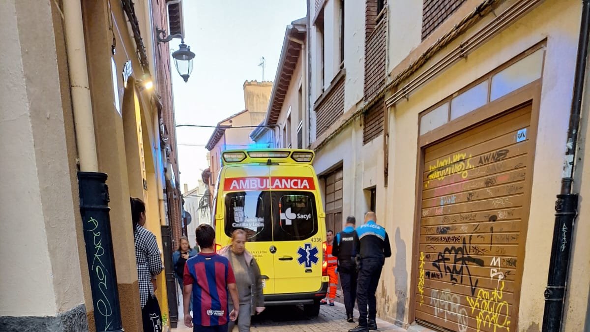 El ambulancia atendió esta mañana a dos personas en la calle Descalzos