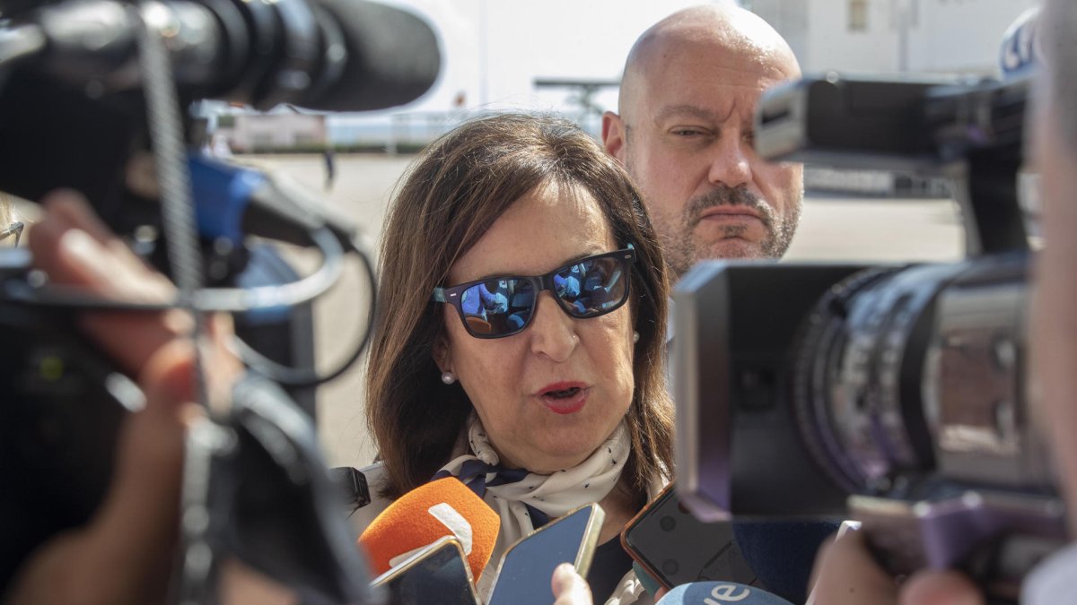 Fotografía de archivo en la que se registró a la ministra española de Defensa, Margarita Robles (c), al atener a la prensa, en Mucia. EFE/Marcial Guillén