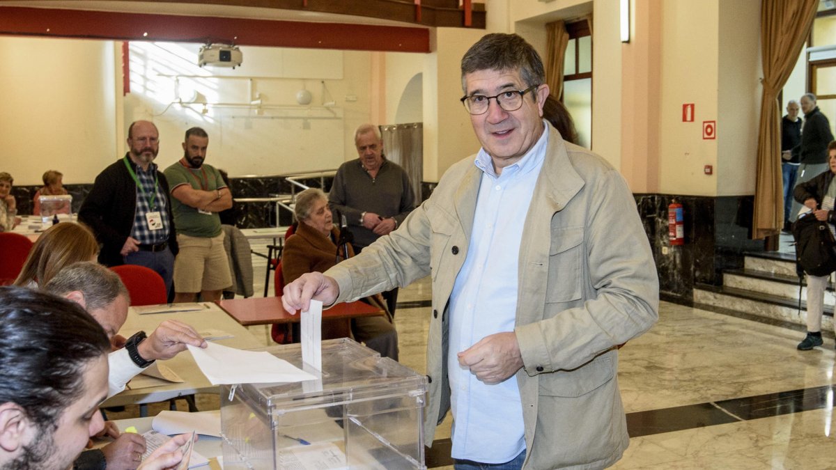 El portavoz del Grupo Parlamentario Socialista en el Congreso de los Diputados, Patxi López, ejerce su derecho al voto en un colegio electoral de Portugalete (Bizkaia), este domingo. EFE/Javier Zorrilla.