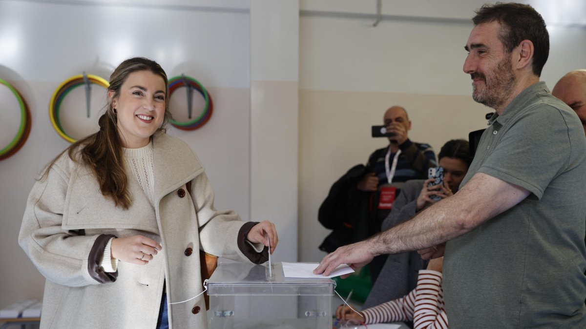 La candidata a lehendakari por Sumar Alba García (i) ejerce su derecho al voto en un colegio electoral en el barrio de Deusto en Bilbao, este domingo. EFE/ Luis Tejido