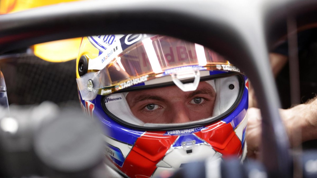 El piloto neerlandés Max Verstappen, de Red Bull Racing, se prepara antes del Gran Premio de China de Fórmula uno, en Shanghai, China. EFE/EPA/ALEX PLAVEVSKI