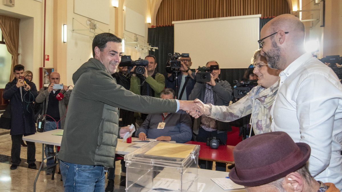 El candidato a lehendakari del PNV, Imanol Pradales, ejerce su derecho al voto en un colegio electoral de Portugalete (Bizkaia), este domingo. EFE/Javier Zorrilla