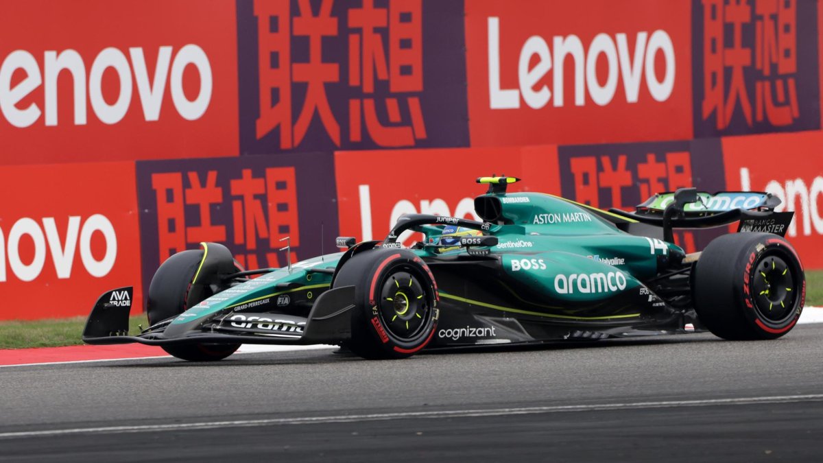 El piloto español Fernando Alonso, de Aston Martin, en acción durante el Gran Premio de China de Fórmula uno, en Shanghai, China. EFE/EPA/ALEX PLAVEVSKI