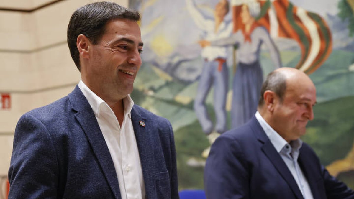 El candidato a lehendakari del PNV, Imanol Pradales (izda), llega junto al presidente del partido Andoni Ortuzar, a la rueda de prensa ofrecida este domingo en Sabin Etxea, la sede del PNV en Bilbao.