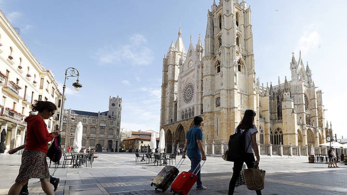 Turistas por la Catedral de León, en cuyo entorno hay muchos pisos de este tipo