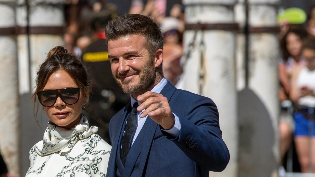 Victoria Beckham junto a su esposo, David, en la boda de Sergio Ramos en Sevilla en junio de 2019. EFE/Julio Muñoz