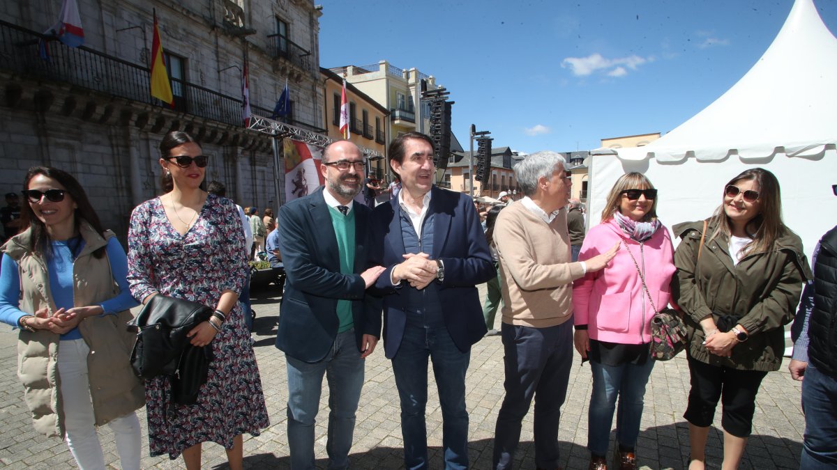 Marco Morala y Juan Carlos Suárez Quiñones, segundo y tercero por la izquierda, entre Lidia Coca y Eduardo Diego