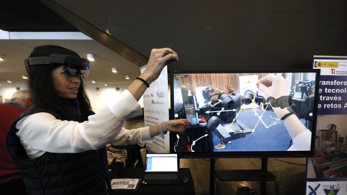 Imagen de archivo de una joven en la inauguración en el Baluarte de Pamplona de #OTDChallenge 2024 'El Renacer Inteligente de la Industria'. EFE/ Jesús Diges