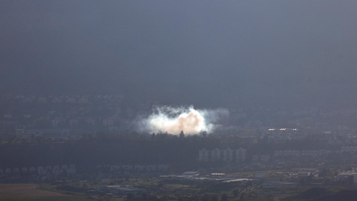 Foro del 17 de abril de 2024 de un ataque lanzado desde el sur del  Líbano contra una ciudad fronteriza israelí. EFE/EPA/ATEF SAFADI