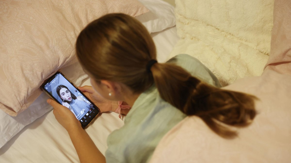 Una adolescente observa a una influencer en TikTok en su teléfono móvil. EFE/Luis Tejido