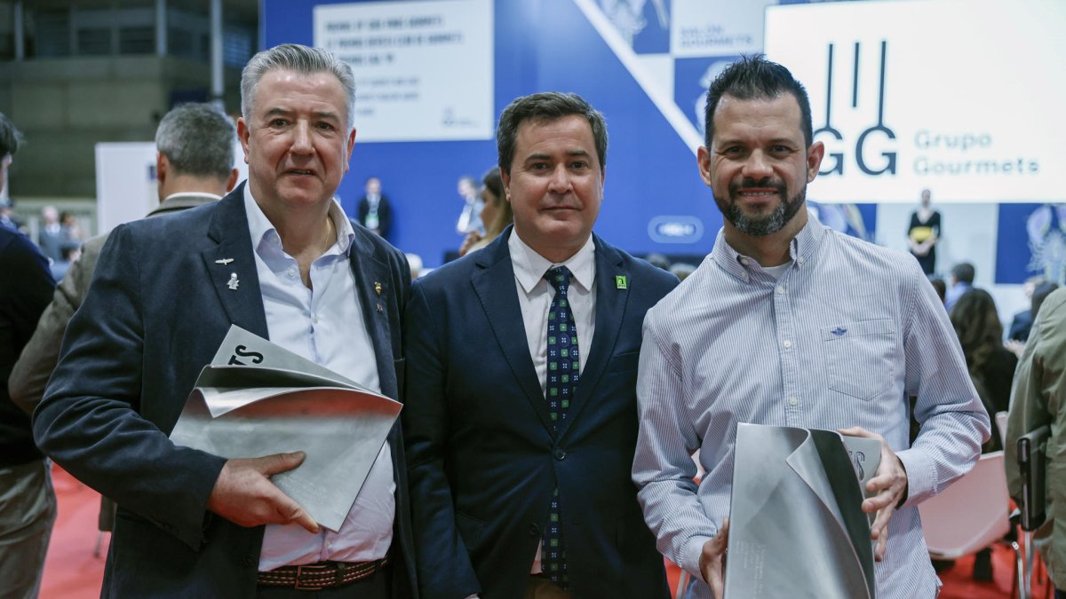 Manuel Mena Mañoso (i), de Vinacoteca Mayor 22 en El Barco de Ávila, premio al mejor comercio, el vicepresidente de la diputación Ávila, Jesús Martín García (d), y Adolfo Santos (c), del restaurante Saddle, premio al mejor chef, posan durante la tercera jornada de la 37 edición de la feria Salón Gourmets este miércoles en Madrid. EFE/ Fernando Alvarado