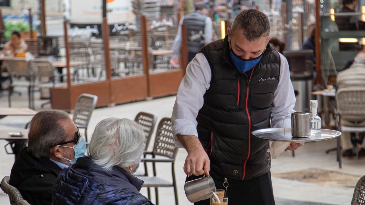 Una pareja se toma un café en la terraza de un bar . ArchIvo EFE/Ezequiel Ivan Espinar Riutort