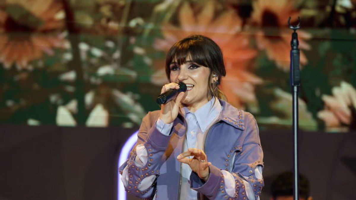 La cantante Rozalén durante su actuación en la gala de los Premios Dial, que se celebra en Tenerife.