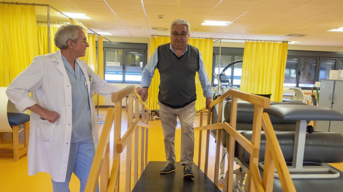 El médico rehabilitador, José Antonio Alcoba, junto a Emilio García, uno de los pacientes que está en rehabilitación por un accidente de tráfico.
