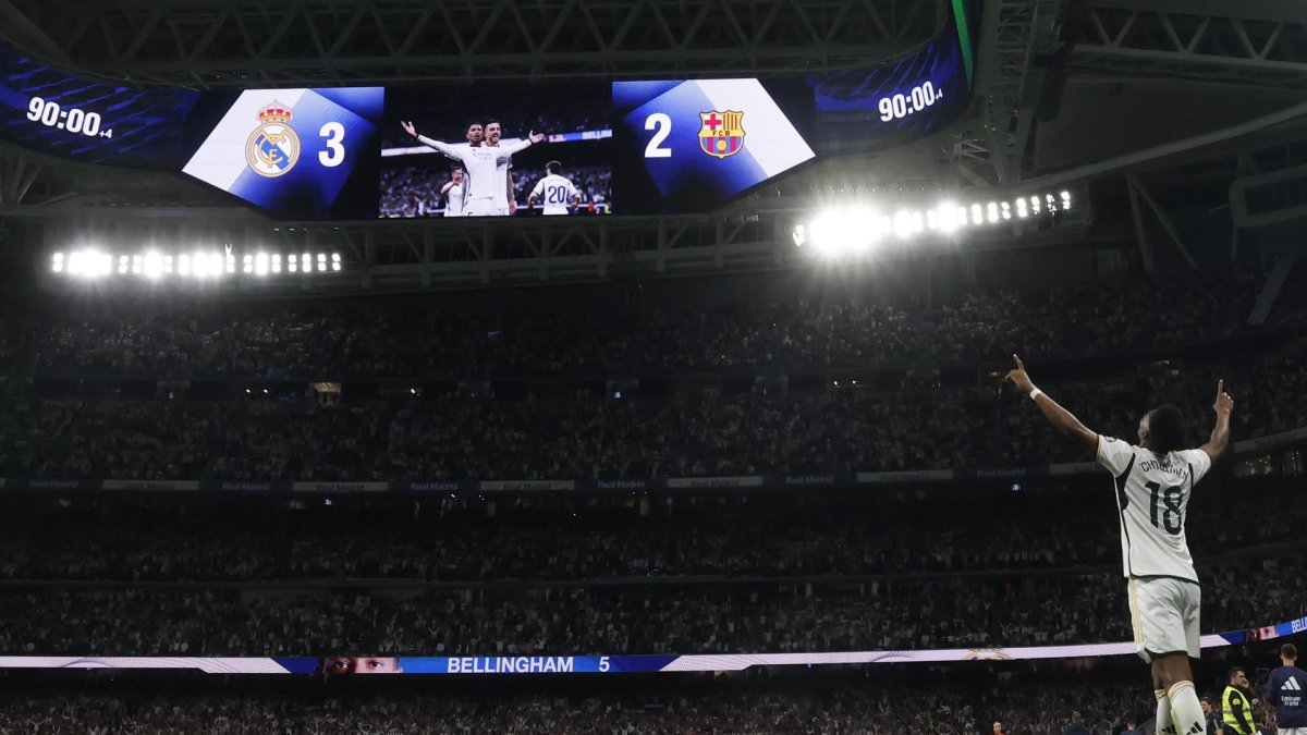 El defensa francés del Real Madrid Aurelien Tchouameni celebra la victoria tras el partido de la jornada 32 de LaLiga EA Sports entre Real Madrid y FC Barcelona, en el estadio Santiago Bernabéu de Madrid. EFE/Juanjo Martín