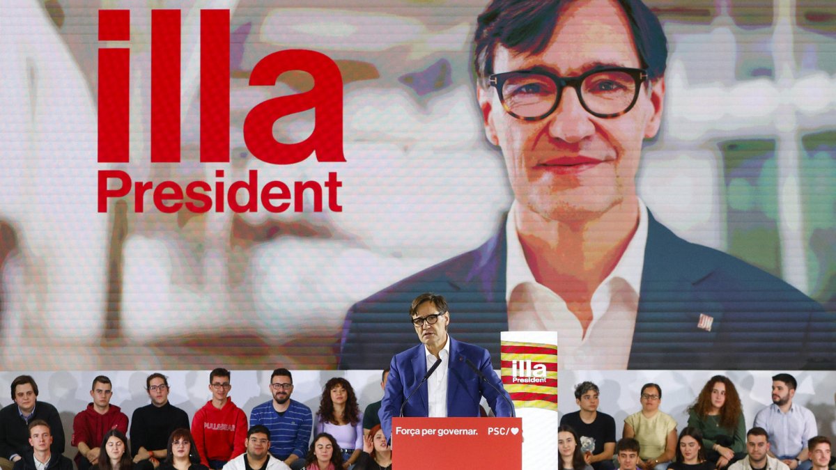 El primer secretario del PSC y candidato a presidente de la Generalitat, Salvador Illa, durante el acto de inicio de campaña de los socialistas catalanes para las elecciones del 12 de mayo, este jueves en Sabadell. EFE/ Quique García