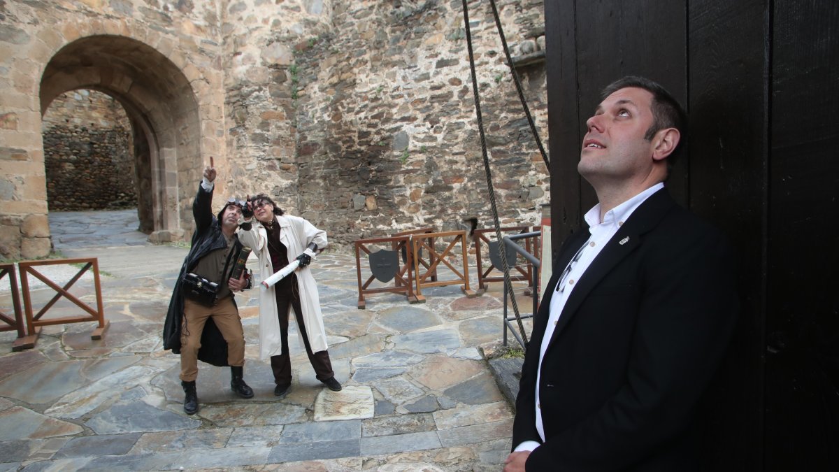 Los actores de Fabularia y el concejal Iván Alonso, en el Castillo de Ponferrada.