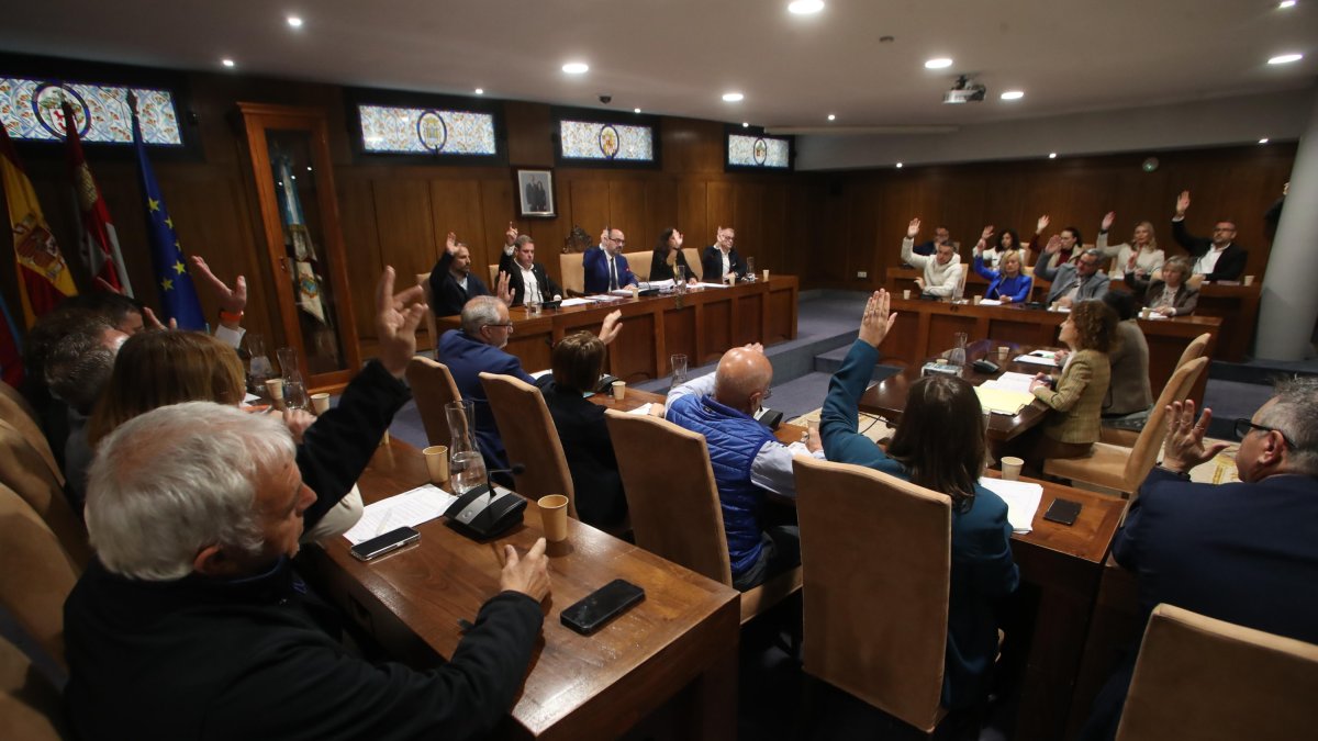 Un momento de la sesión plenaria de Ponferrada de este viernes 26 de abril.