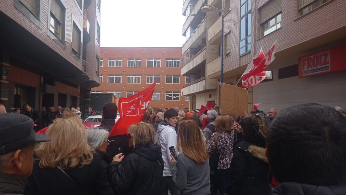 Simpatizantes de Pedro Sánchez, frente a la sede del PSOE de León.